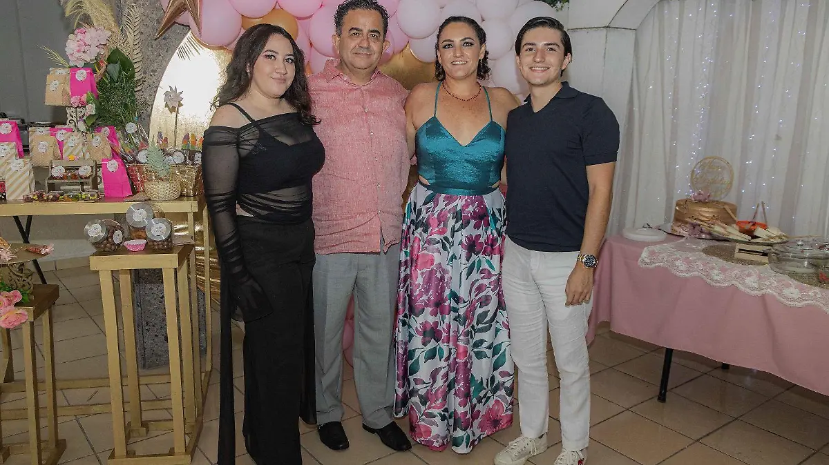 FOTO PRINCIPAL SJR Con su esposo Gerardo Mata y sus hijos Andrea y Luis Fernando